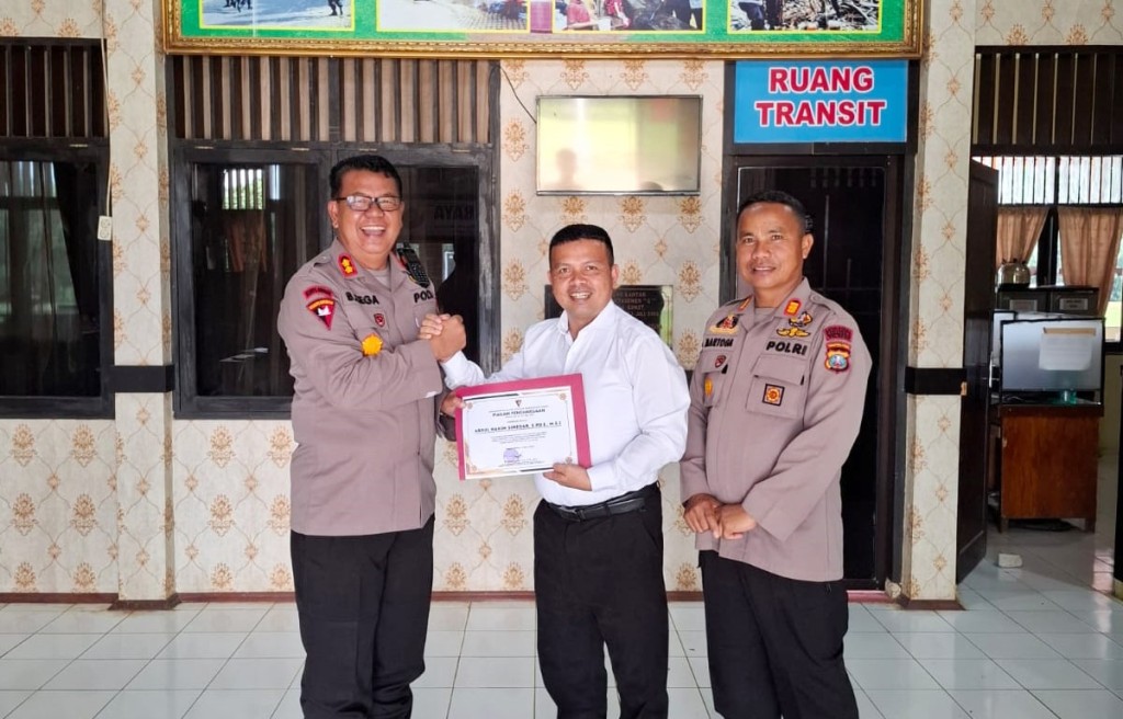 Tiga Tahun Kerja Sama dalam Pembinaan Jasmani, Bela Negara, dan Cinta Tanah Air Terhadap Siswa, Kepala MAN IC Tapsel Dapat Penghargaan Batalyon C Brimob Polda Sumut