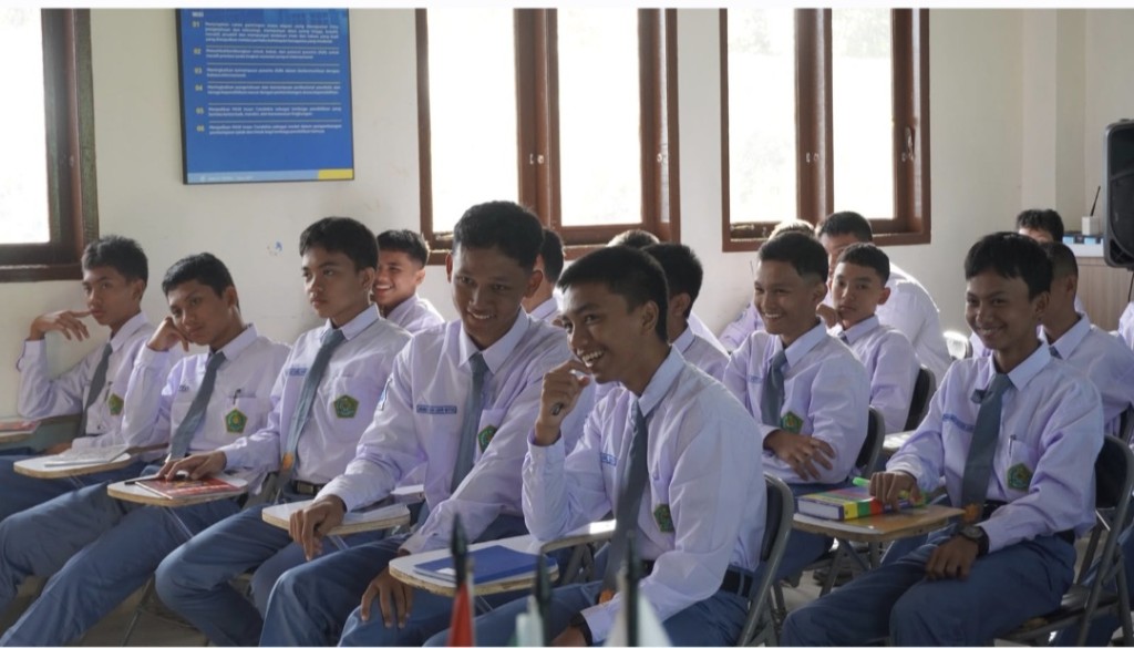 MAN IC Tapsel Gandeng UIN Syahada Perkuat Kemampuan Bahasa Inggris dan Bahasa Arab Siswa Lewat English Buzz